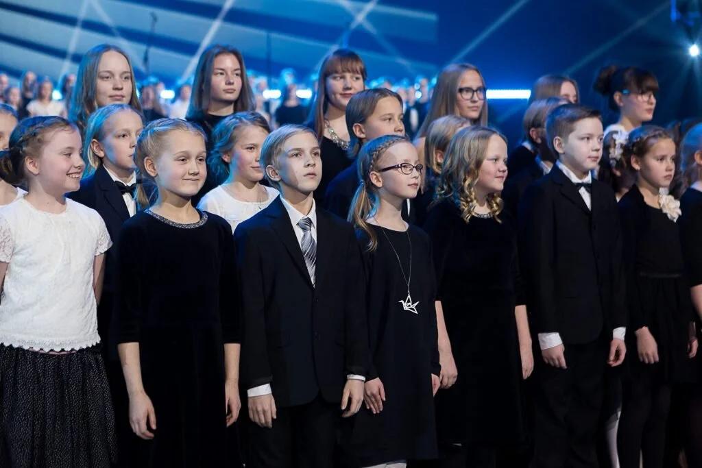  Lapsikuoro laulaa Sibeliuksen Finlandiaa 