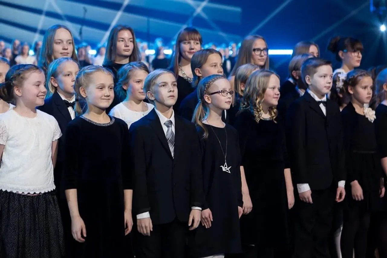 Lapsikuoro laulaa Sibeliuksen Finlandiaa