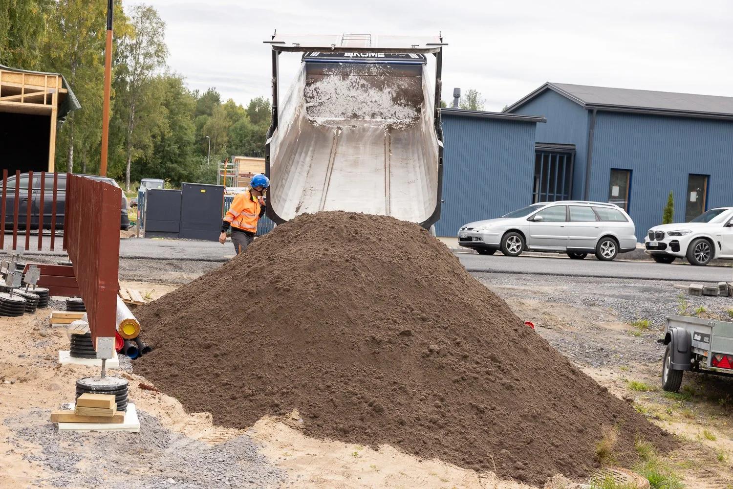 Vuosi Biokasvuvoiman kanssa: Hietasaaren Veiston piha kukoistaa Oulun asuntomessuilla