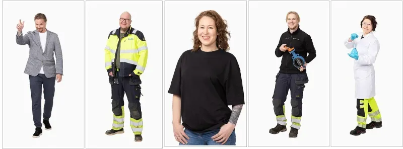 Työntekijä mustassa paidassa, vieressä huomiotakkiin pukeutunut kollega.