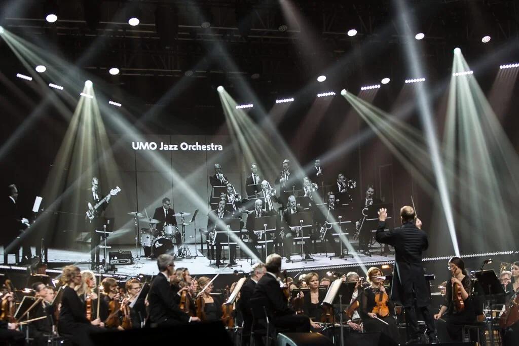  Kapellimestari Jaakko Kuusisto johtaa 