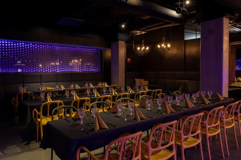 Tilakuvia Oulun Amarillon yökerho juhlatilasta