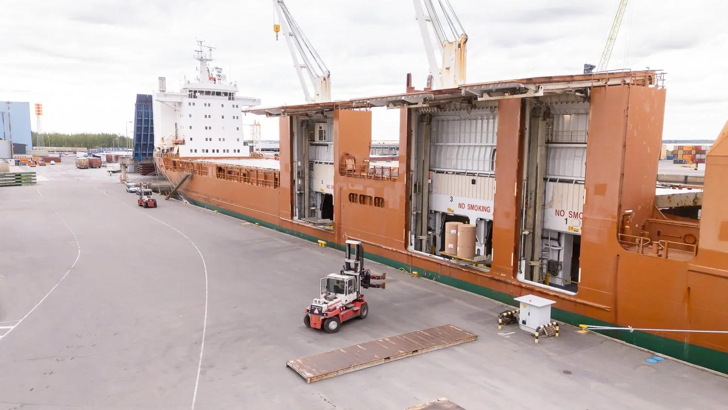 Spliethoff m/v Sampogracht — Arrival and First Loading at the Port of Oulu