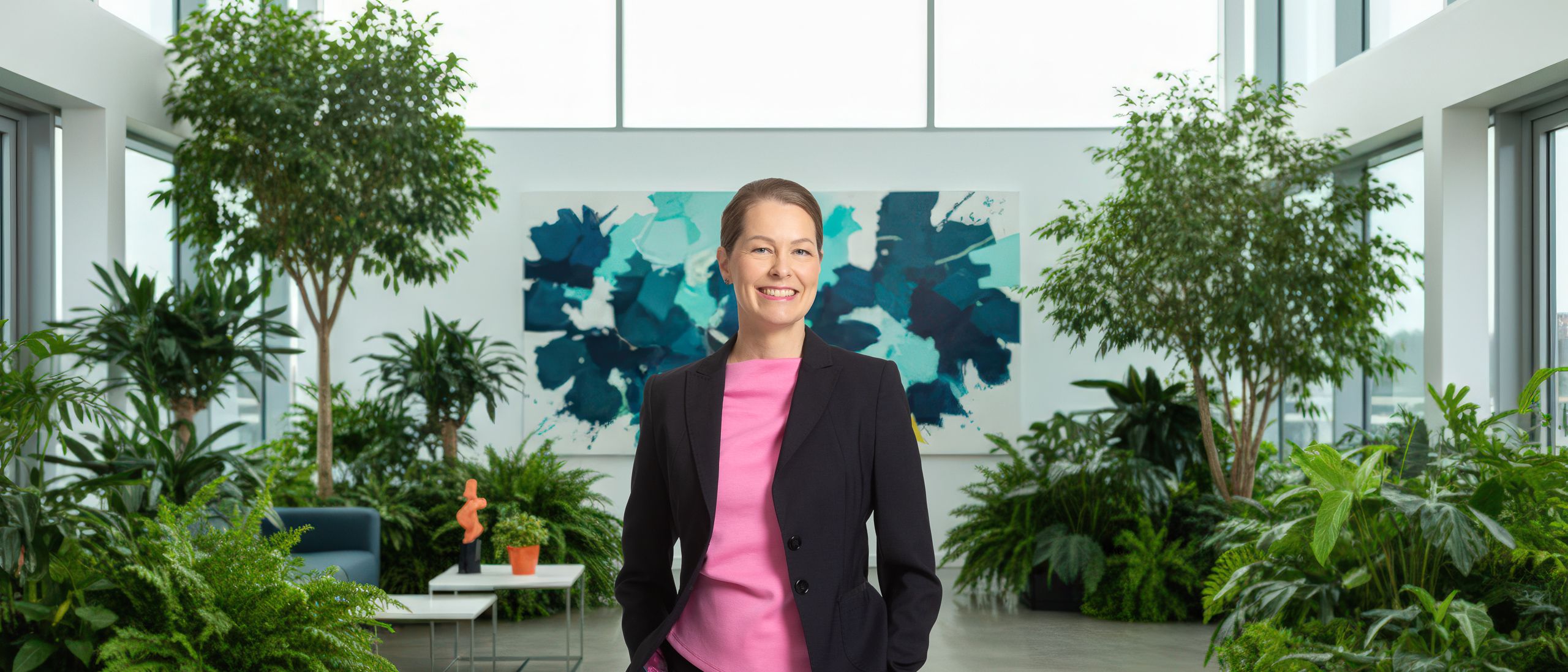 Studiokuvaus ja taustat AI:lla – uudet henkilökuvat Finapartner Oy:lle