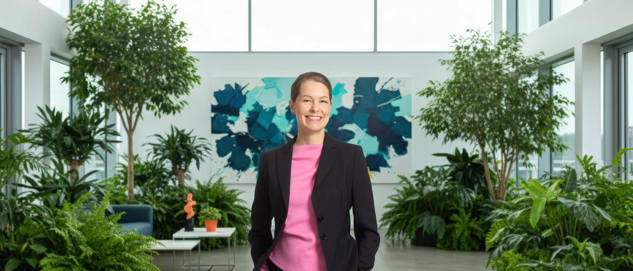 Studiokuvaus ja taustat AI:lla – uudet henkilökuvat Finapartner Oy:lle