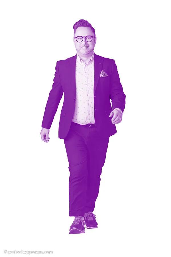 Violetiksi sävytetty hahmo puvussa kädet taskuissa.