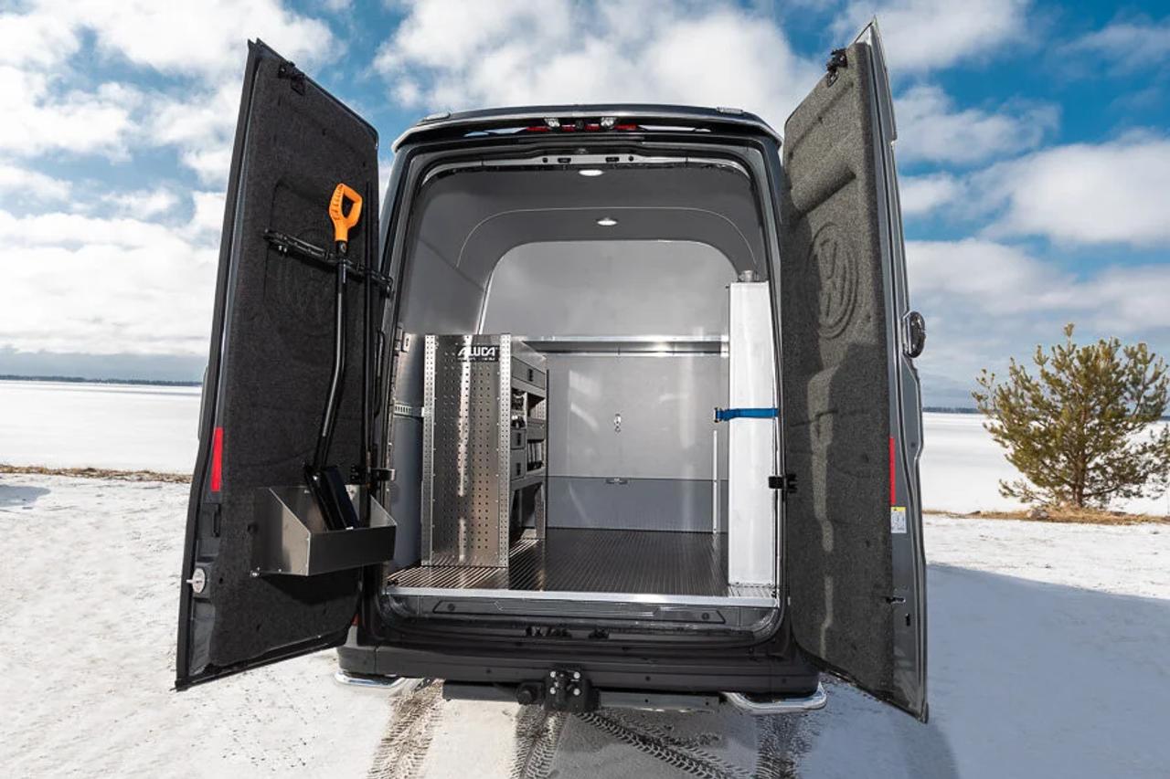  reilu takatila retkeilyautossa 