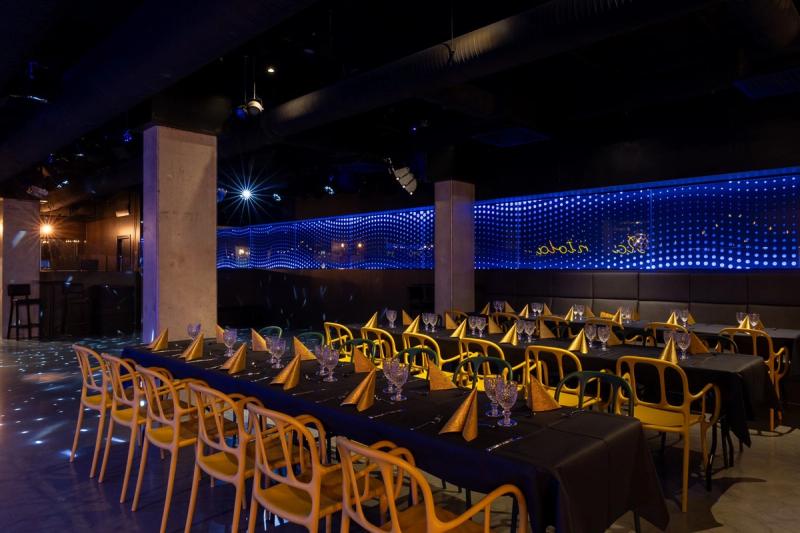 Tilakuvia Oulun Amarillon yökerho juhlatilasta