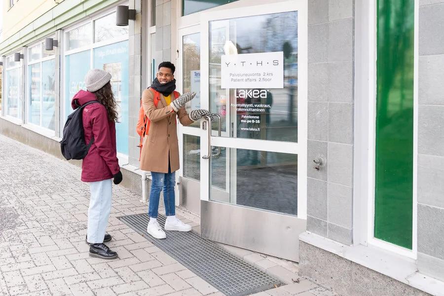  Opiskelijat menevät YTHS palvelupisteelle 