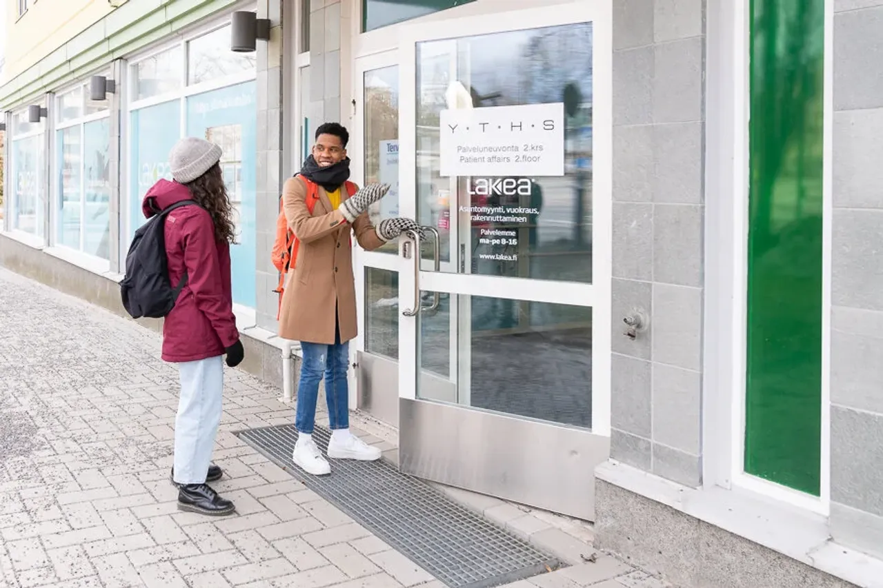 Opiskelijat menevät YTHS palvelupisteelle