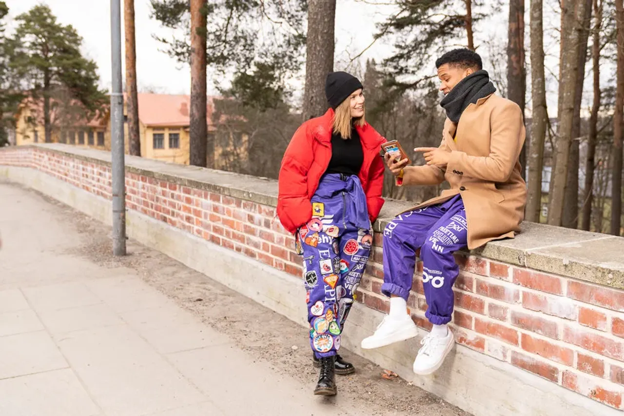 Opiskelijoita JYU päärakennuksen pihalla