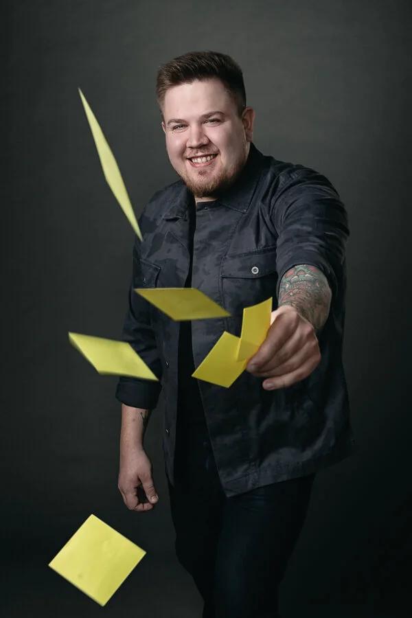 Mies heittää post-it lappuja