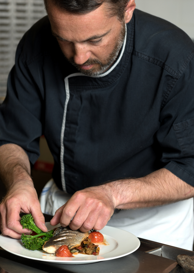 chef préparant une assiette de poisson