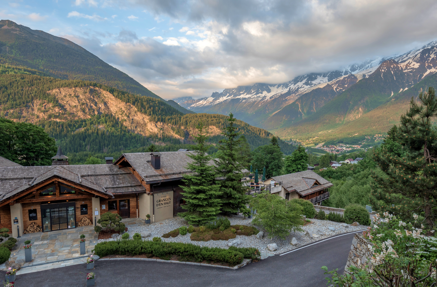 Vue extérieure aérienne sur chalets à Chamonix (été)