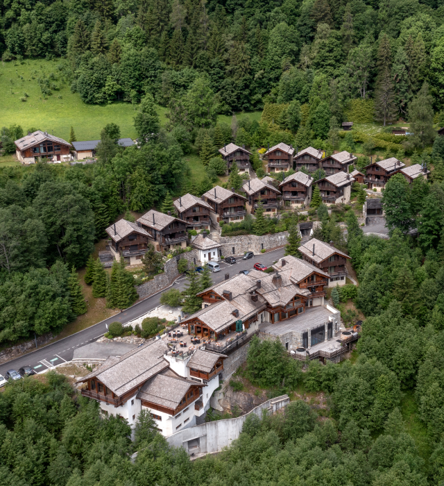 Vue extérieure aérienne sur chalets à Chamonix (été)