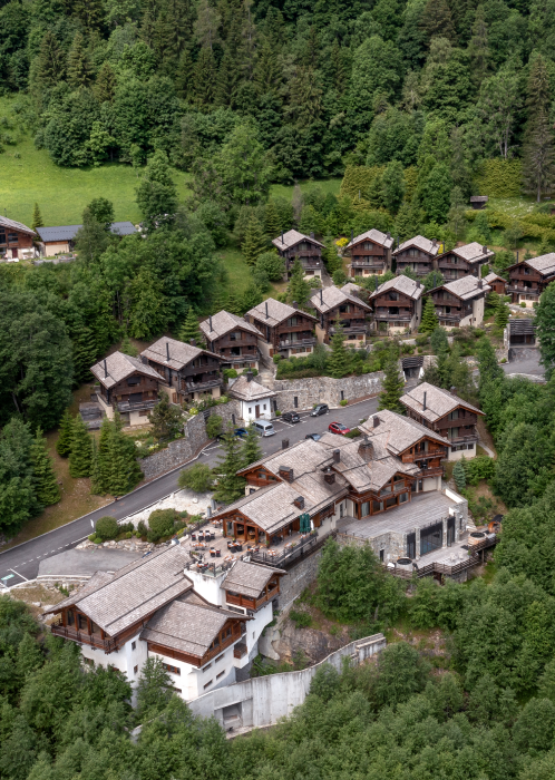Vue extérieure aérienne sur chalets à Chamonix (été)
