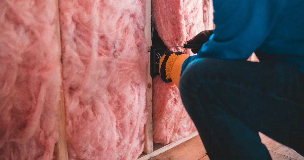 Construction 101: Batt Insulation vs. Spray Foam Insulation