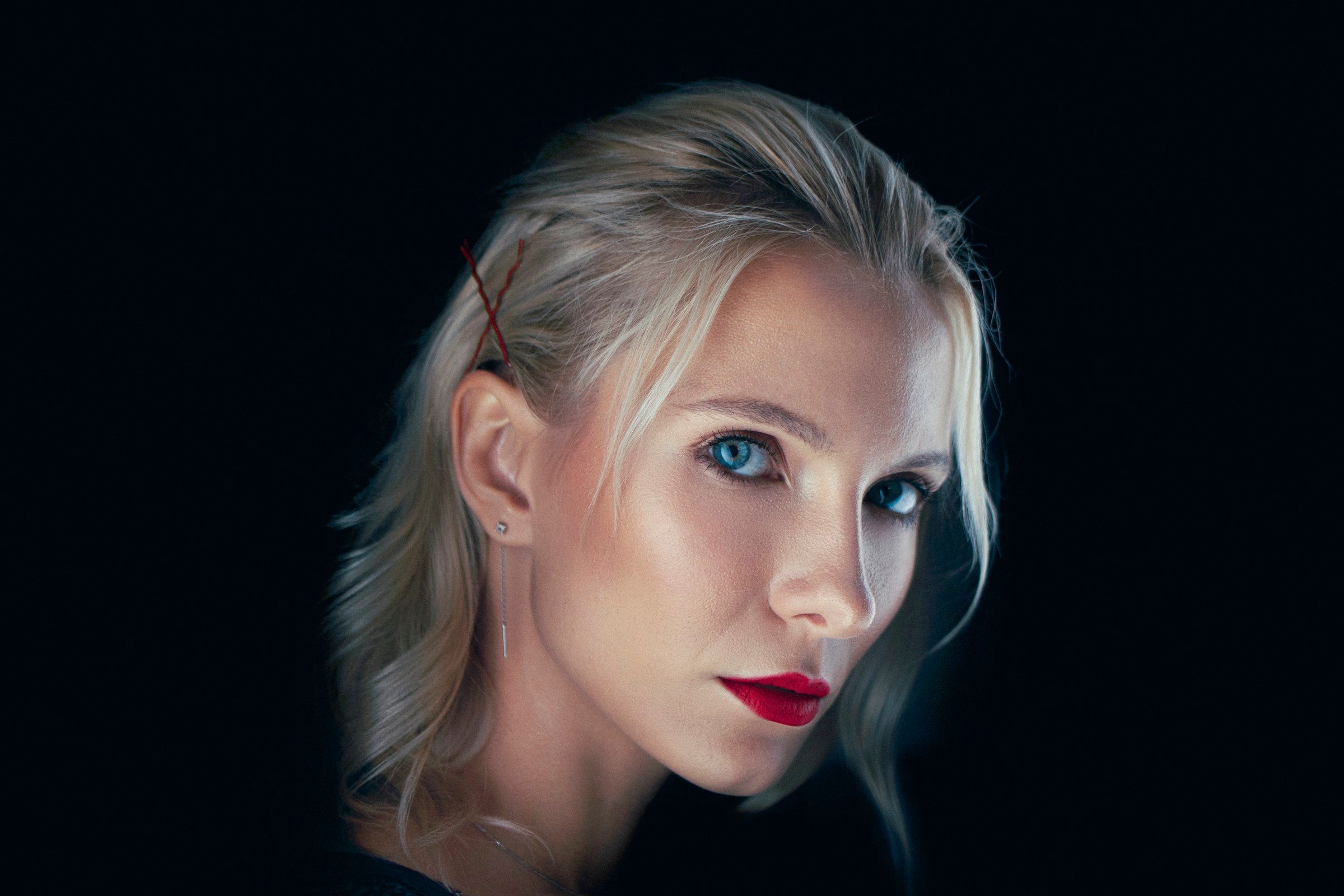 woman with red lipstick and blonde hair