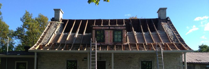 Maison ancienne avec toiture à refaire