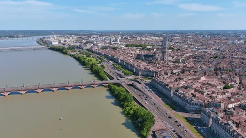Vue aérienne des quais de Bordeaux et du pont de pierre