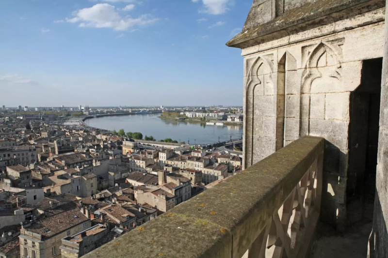 Vue panoramique du centre historique de Bordeaux et de la Garonne