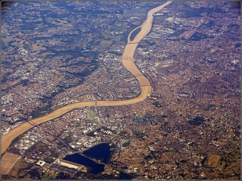 Vue aérienne de Bordeaux et de ses environs