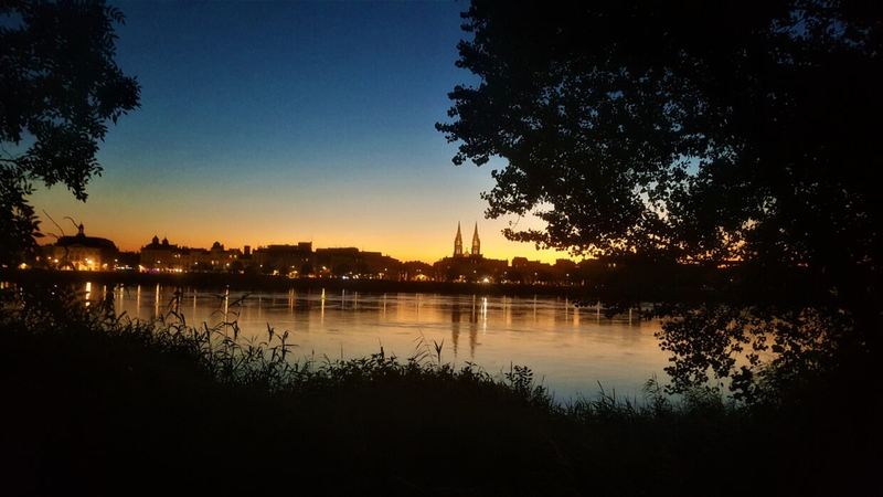 Vue des quais de Bordeaux au crépuscule