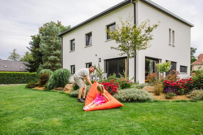 Maison moderne avec jardin bien entretenu