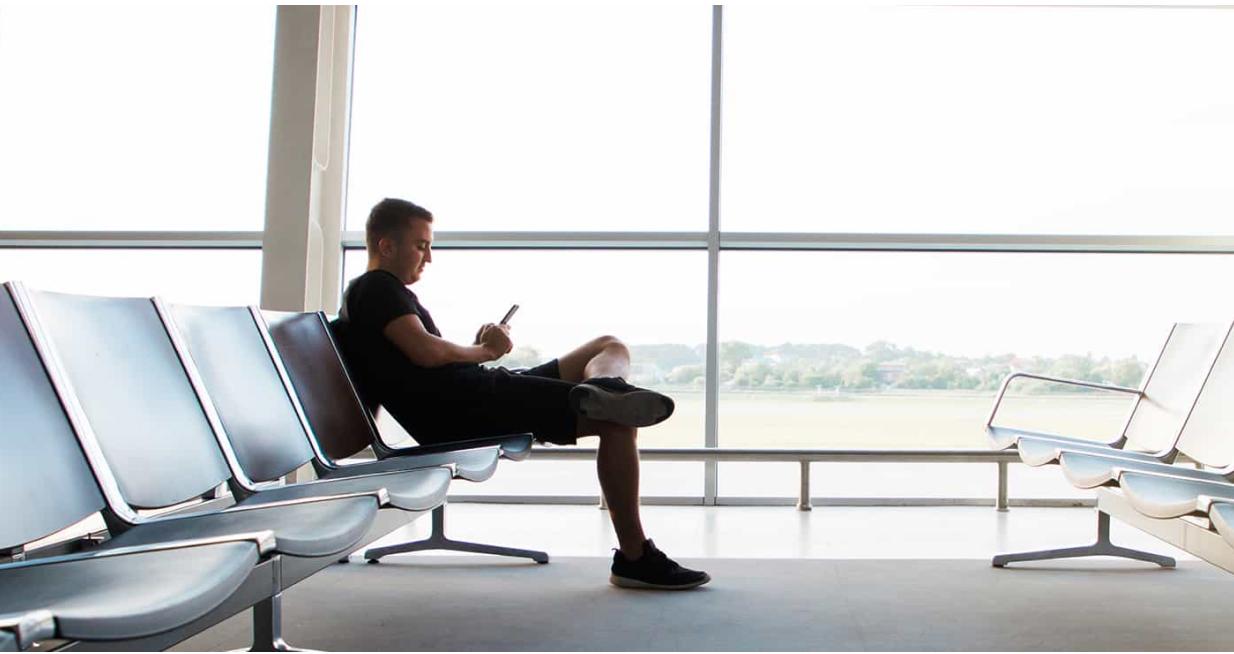 Man sitting in airport reading on Glowlight 4
