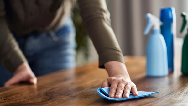 Eettafel onderhoud: hoe onderhoud je hout, keramiek, glas en meer?
