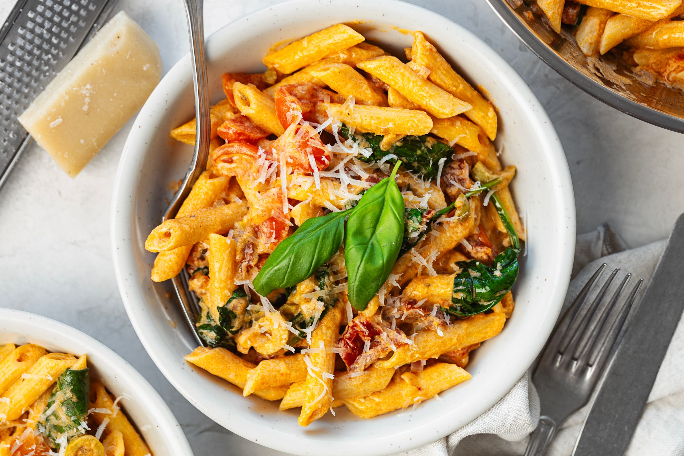 Penne Cremoso de Tomate & Espinafres (Numa Só Panela)