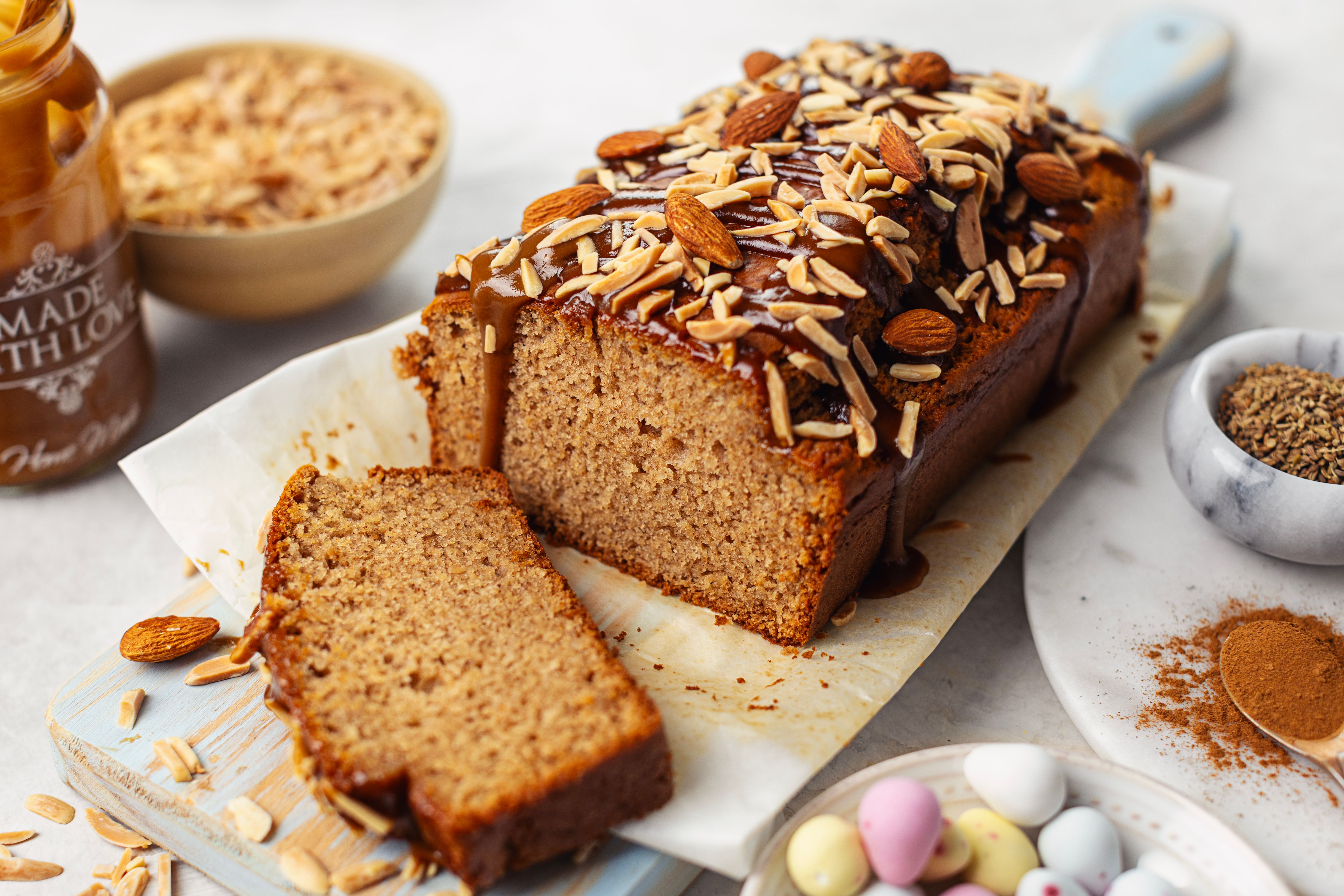 Bolo de Amêndoa com Caramelo & Amêndoas Torradas