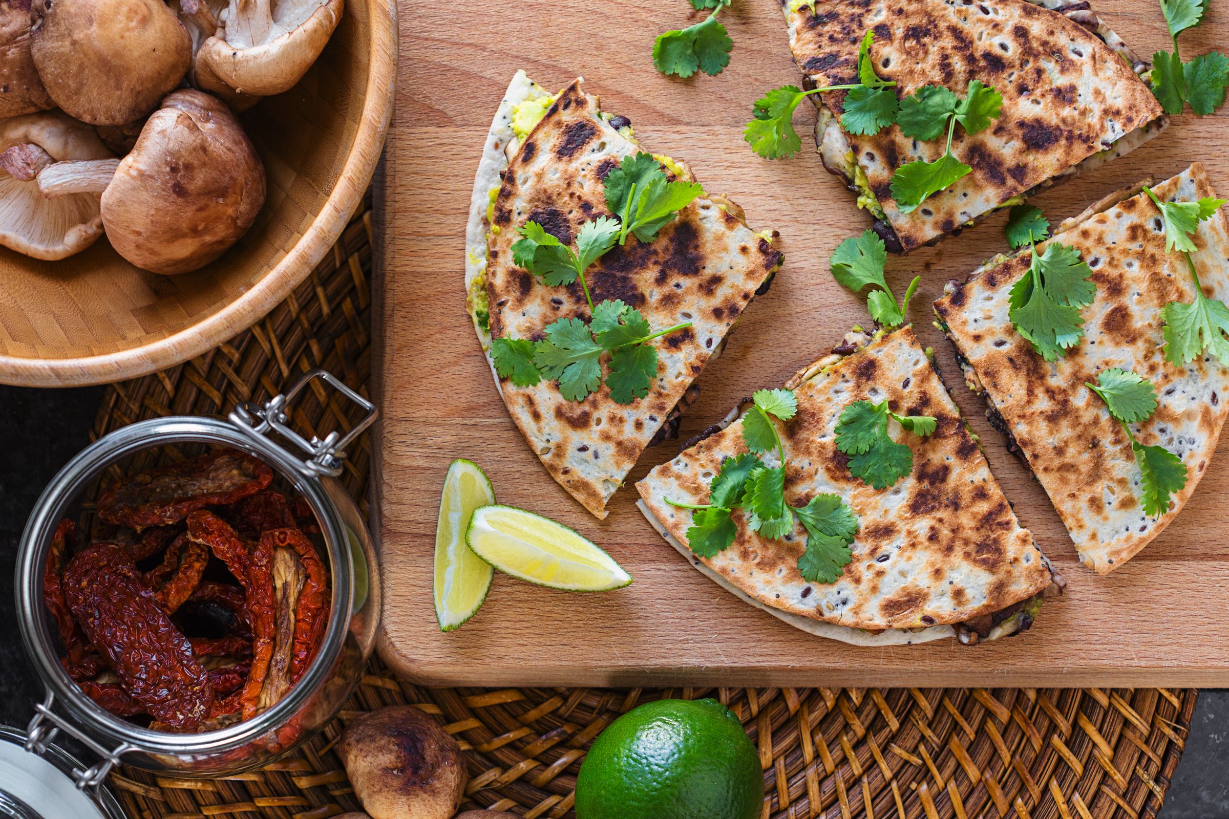 Quesadillas de Feijão-Preto & Abacate com Shiitakes Grelhados