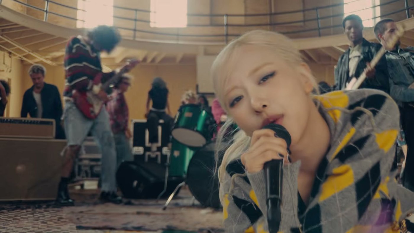 Rosé canta em uma cena do clipe de new trick