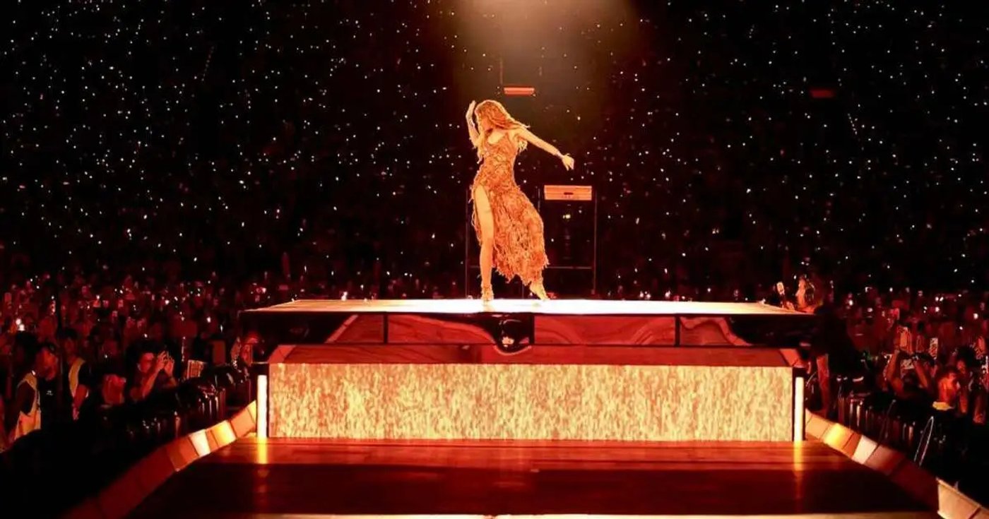 Shakira em fotografia anterior da residência de Madri, sobre uma plataforma iluminada