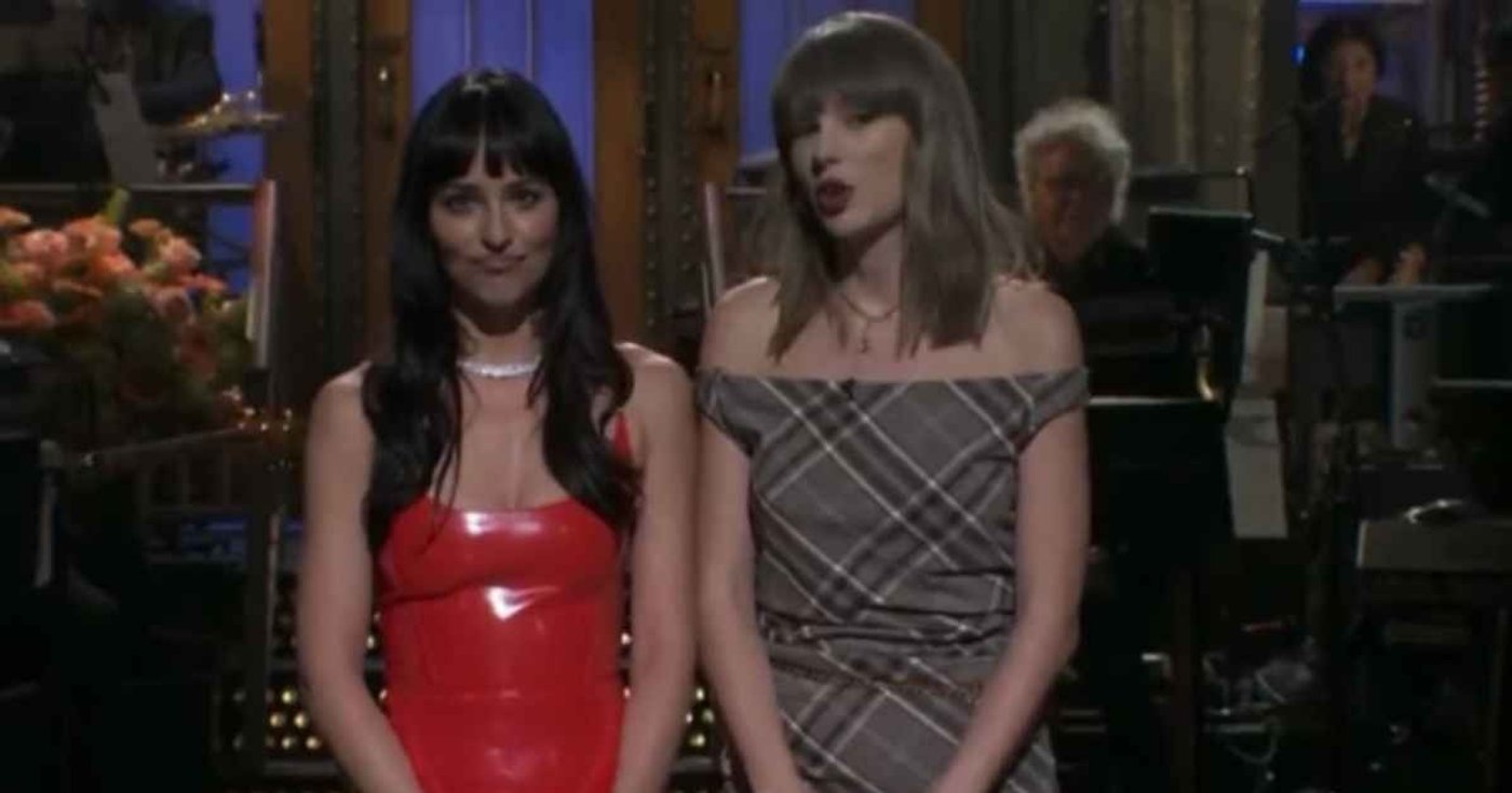 Dakota Johnson, de vermelho, e Taylor Swift durante o monólogo do Saturday Night Live