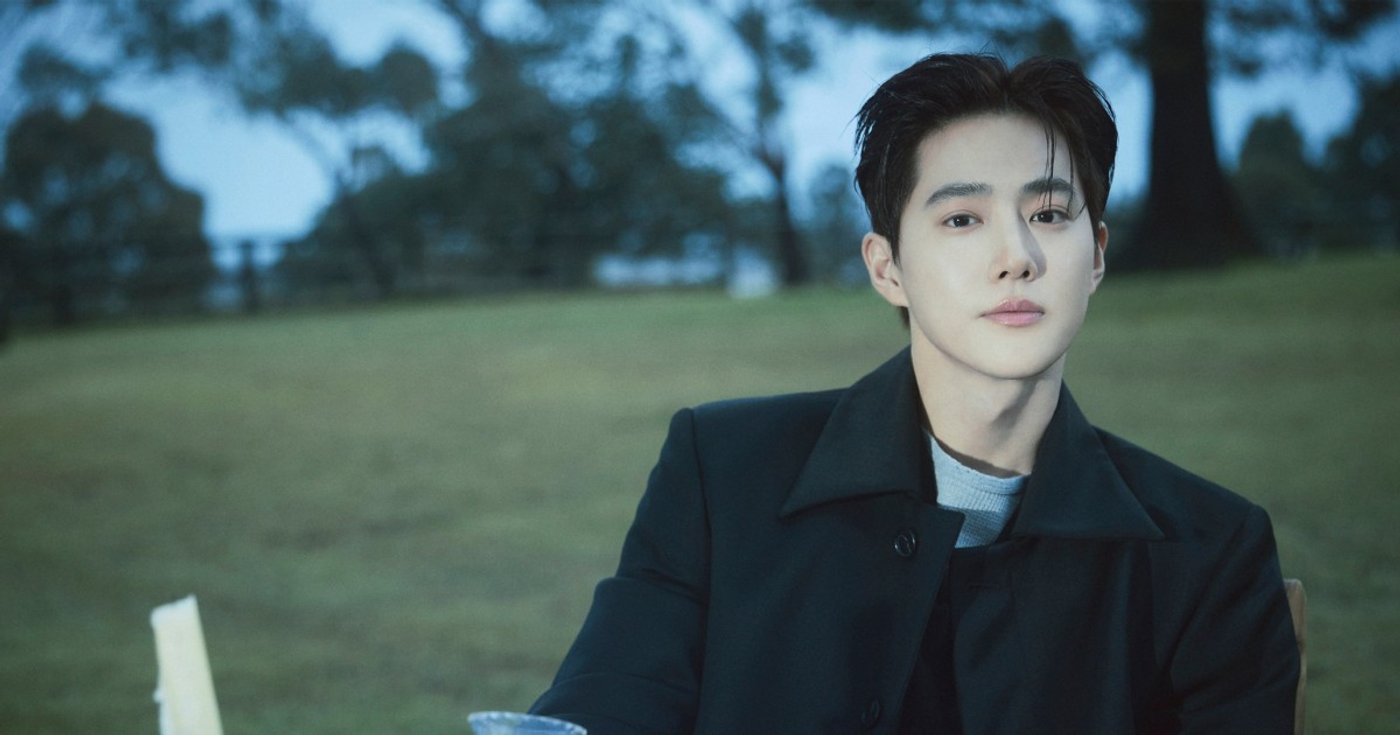 SUHO em retrato de divulgação com traje escuro