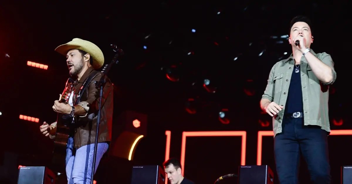 A dupla João Bosco e Vinícius no palco da Festa do Peão