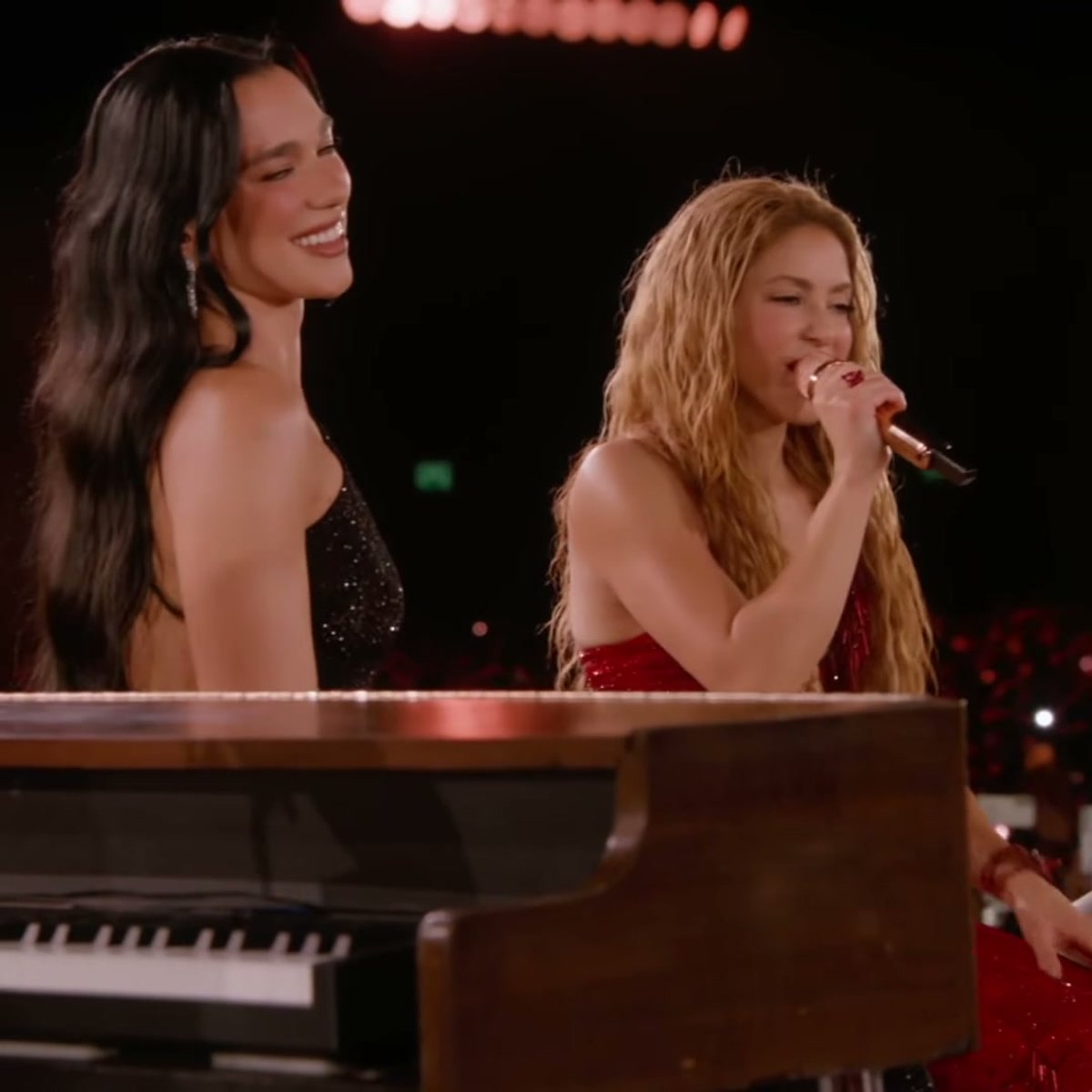 Shakira canta ao lado de Dua Lipa em registro do dueto