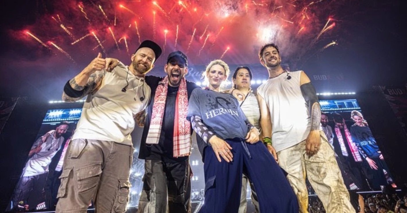 Integrantes do Linkin Park reunidos no palco