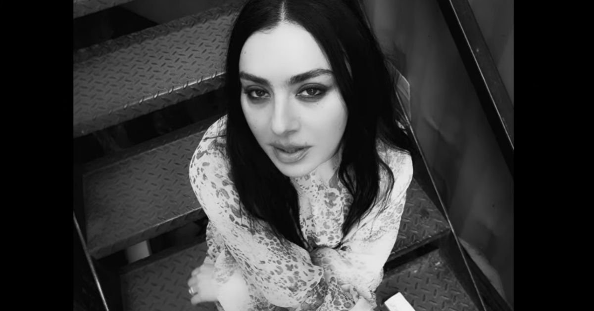 Charli xcx em cena de Music, Fashion, Film