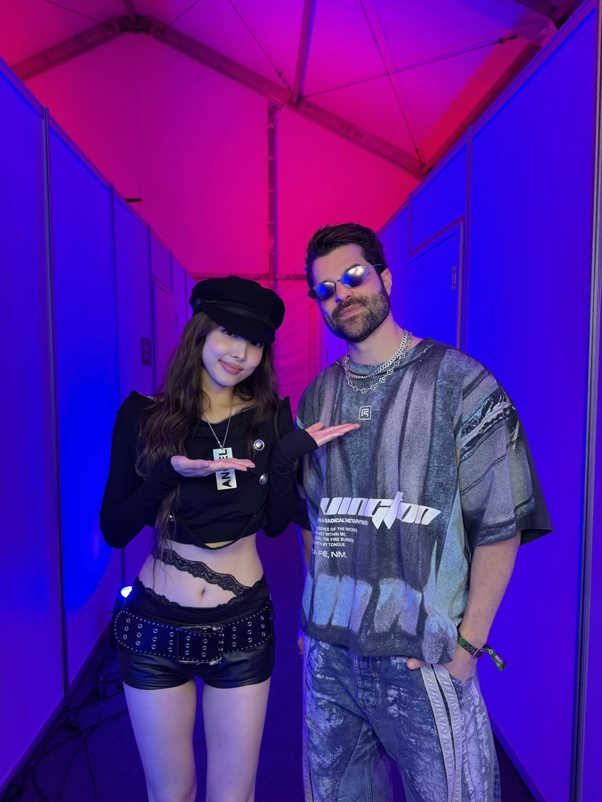 Nayeon posa ao lado de Alok no EDC Korea