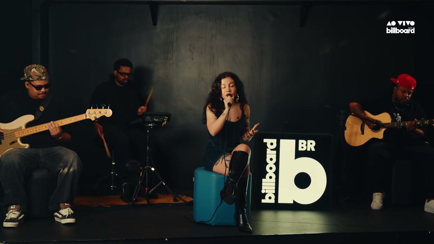 PRISCILLA canta sentada com músicos na sessão ao vivo de Nosso Lugar