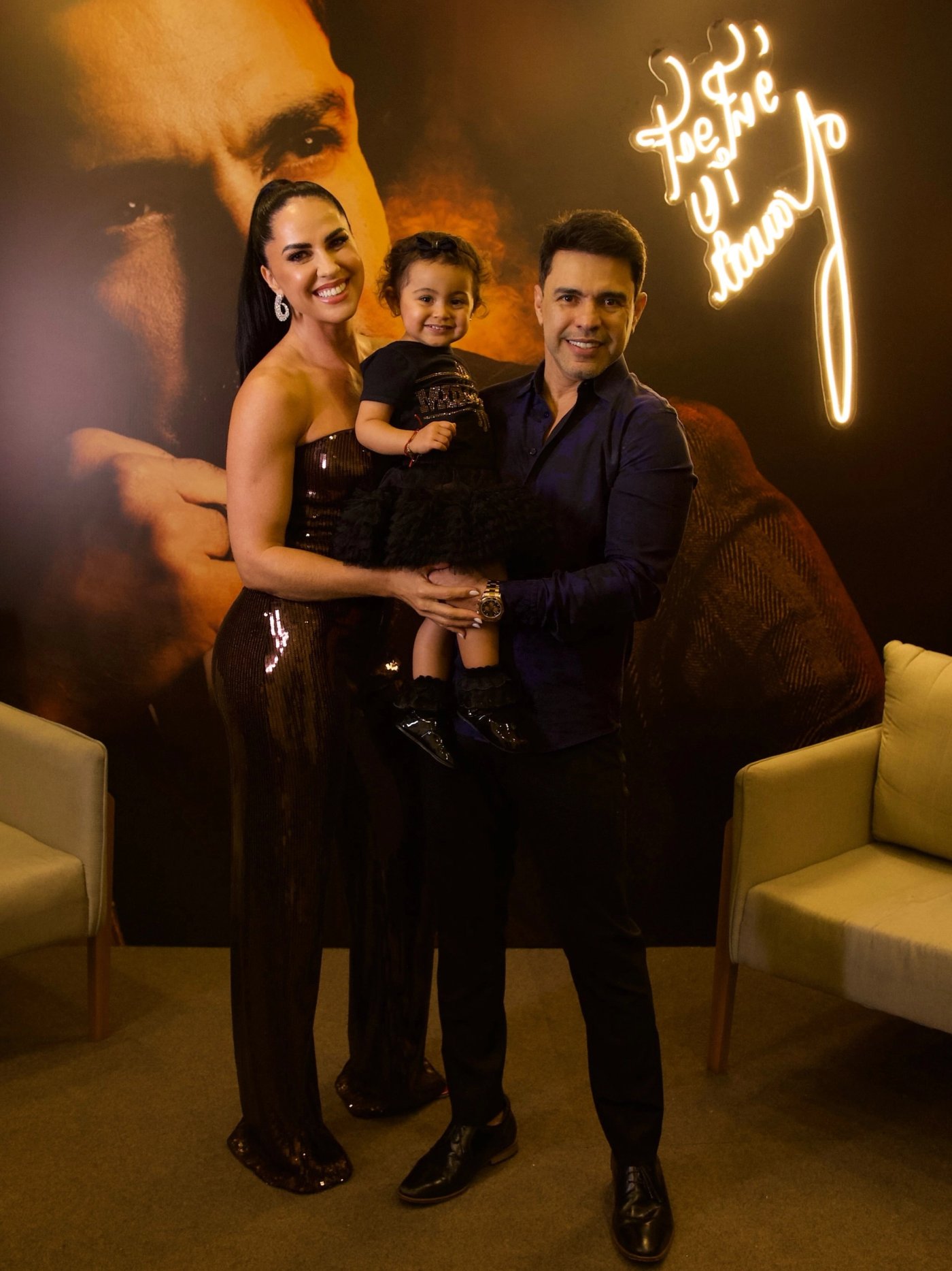 Zezé Di Camargo, Graciele Lacerda e Clara nos bastidores da gravação de Canta Mirosmar