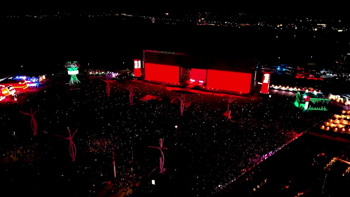 Vista do palco e do público no vídeo oficial de HWASA no Rock in Rio