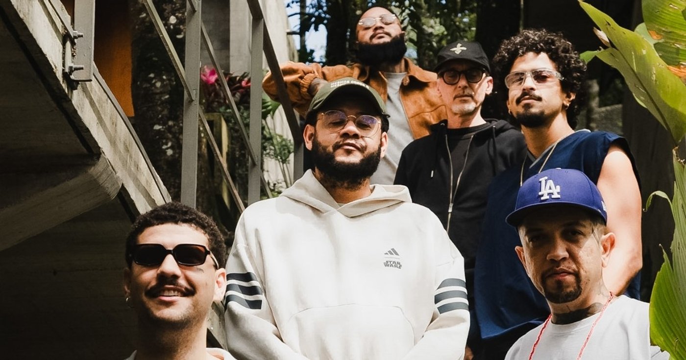 Emicida e colaboradores em fotografia de divulgação do lançamento