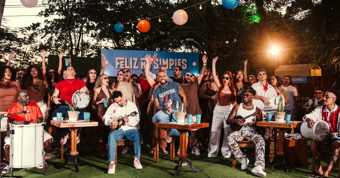 Di Propósito e músicos em cenário do audiovisual Feliz no Simples