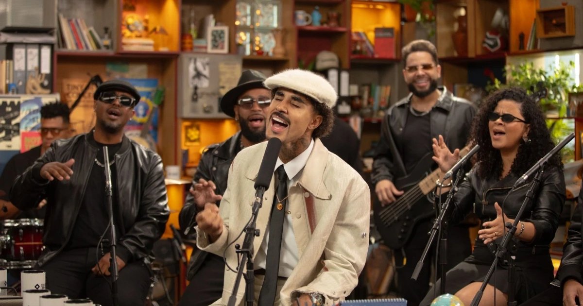 MC Livinho acompanhado pelos músicos no Tiny Desk Brasil