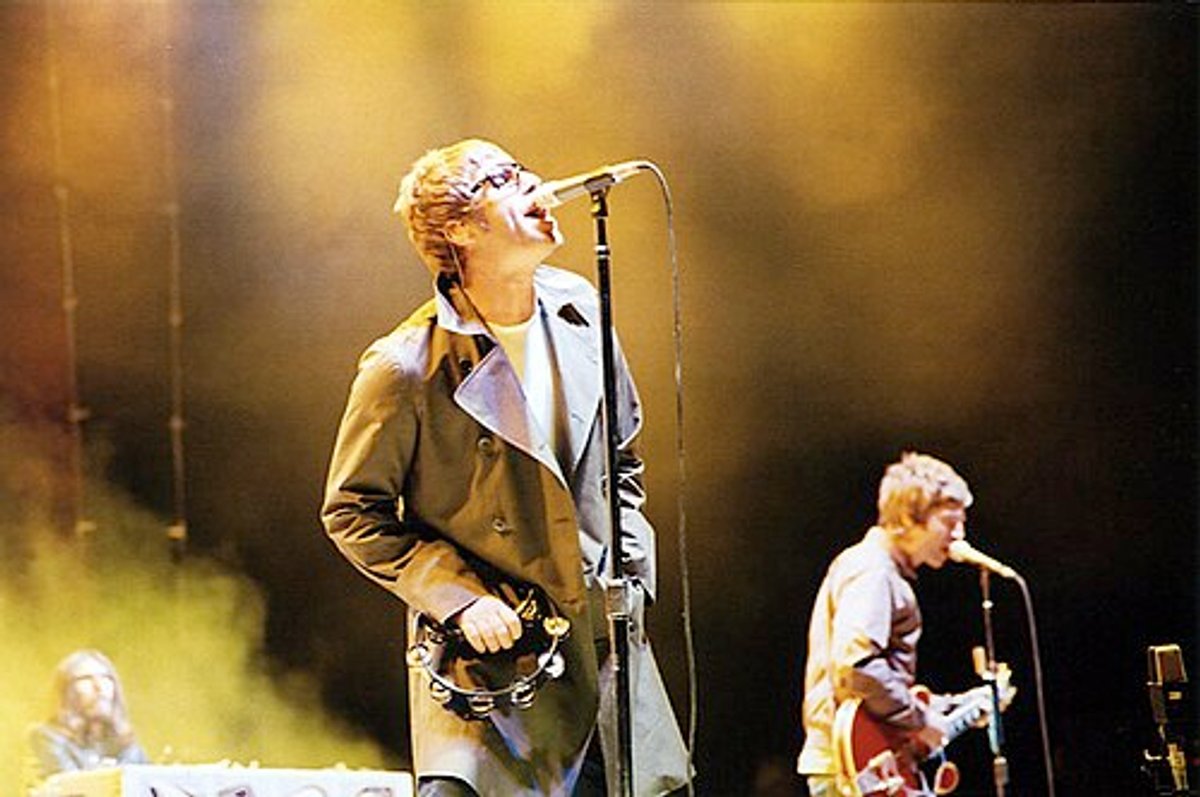 Noel e Liam Gallagher se apresentam com Oasis em San Diego, em 18 de setembro de 2005.