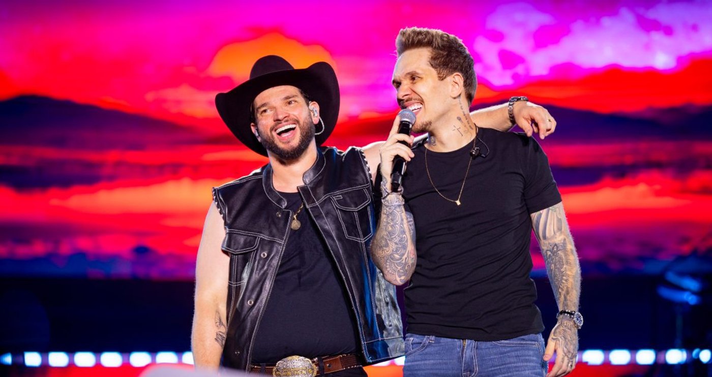 Felipe e Rodrigo no palco, em fotografia de divulgação.